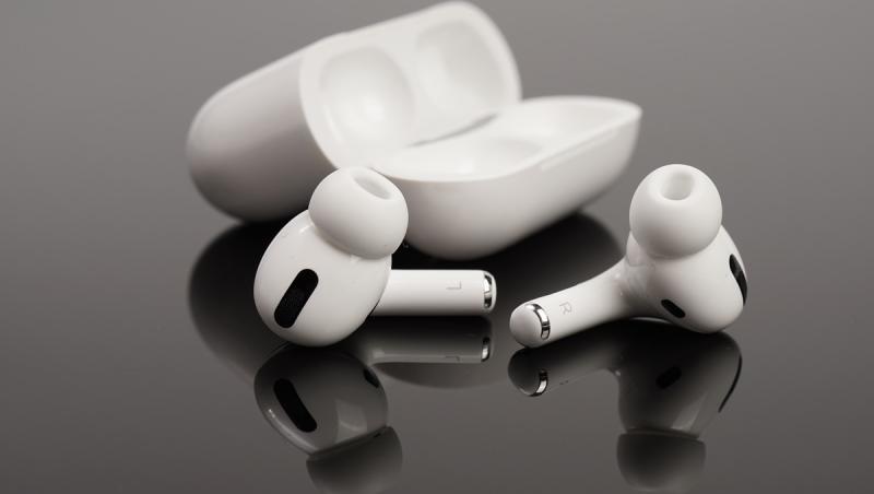 Apple introduce o nouă tehnologie revoluţionară. Căștile AirPods Pro 2 devin proteze auditive