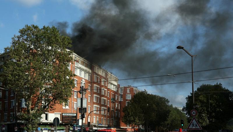 Incendiu puternic în Paris, pe acoperişul unei clădiri din arondismentul 13. Mai multe butelii de gaz ar fi explodat