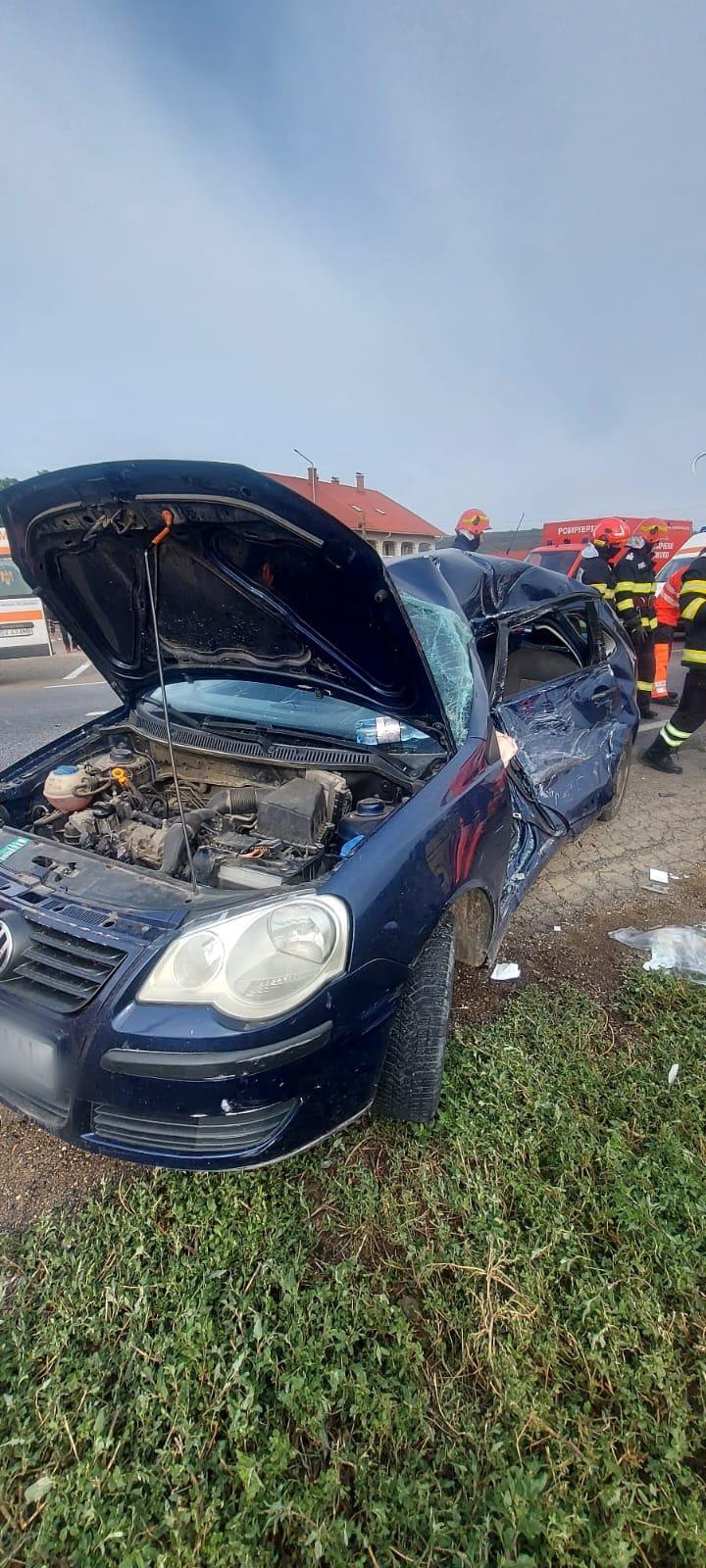 O mamă cu doi copii mici în mașină. accident înfiorător pe Drumul Morții E85, în Suceava