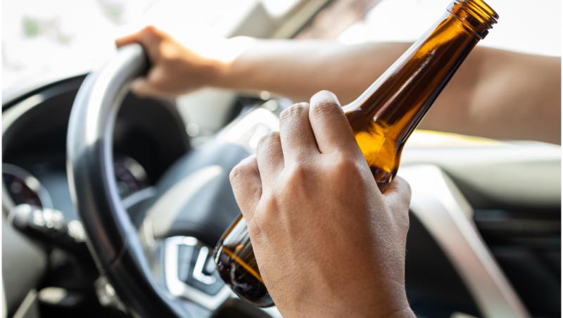 Un şofer aflat aproape în comă alcoolică a fost prins conducând pe un drum din Iaşi. Ce alcoolemie avea în sânge