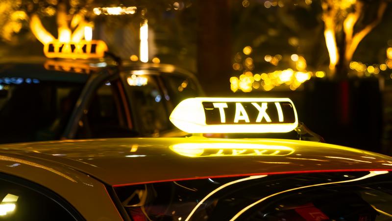 Şapte taximetrişti din Bucureşti, reţinuţi pentru proxenetism. Racolau clienţi străini