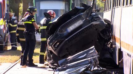 Accident pe Şoseaua Progresul: maşină strivită de tramvai