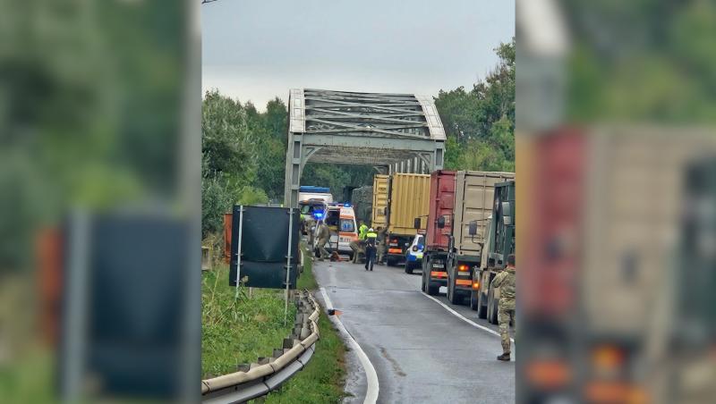 Accident cu două convoaie militare în Brăila. Două camioane s-au ciocnit pe Podul Siret - Şendreni