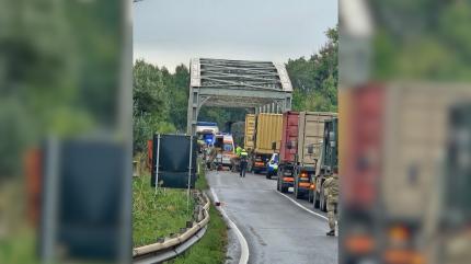 Accident cu două convoaie militare în Brăila. Două camioane s-au ciocnit pe Podul Siret - Şendreni