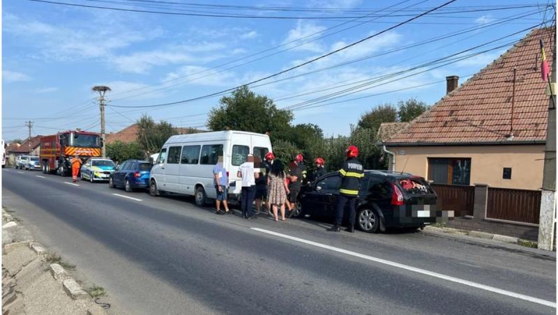 Accident cu cinci maşini pe DN 13, în Mureş. Două persoane au fost rănite