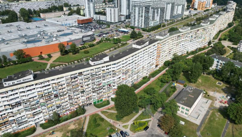 Cum arată cel mai lung bloc de apartamente din Europa: are aproape 1 km lungime, iar în el locuiesc mii de oameni