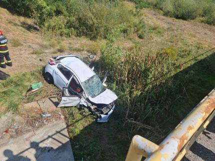 Trei tineri și-au văzut moartea cu ochii, după ce s-au răsturnat cu mașina de pe un pod. Accident teribil în Olanu, Vâlcea