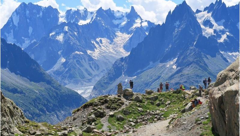 Alpinist român de 35 de ani, mort după ce a căzut pe traseul din masivul Mont Blanc. Martorii l-au văzut cum pică 200 de metri în gol