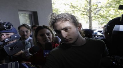 Vlad Pascu, autorul accidentului din 2 Mai în care au murit doi tineri, escortat la Judecătoria Mangalia, unde se judecă un nou termen în dosar