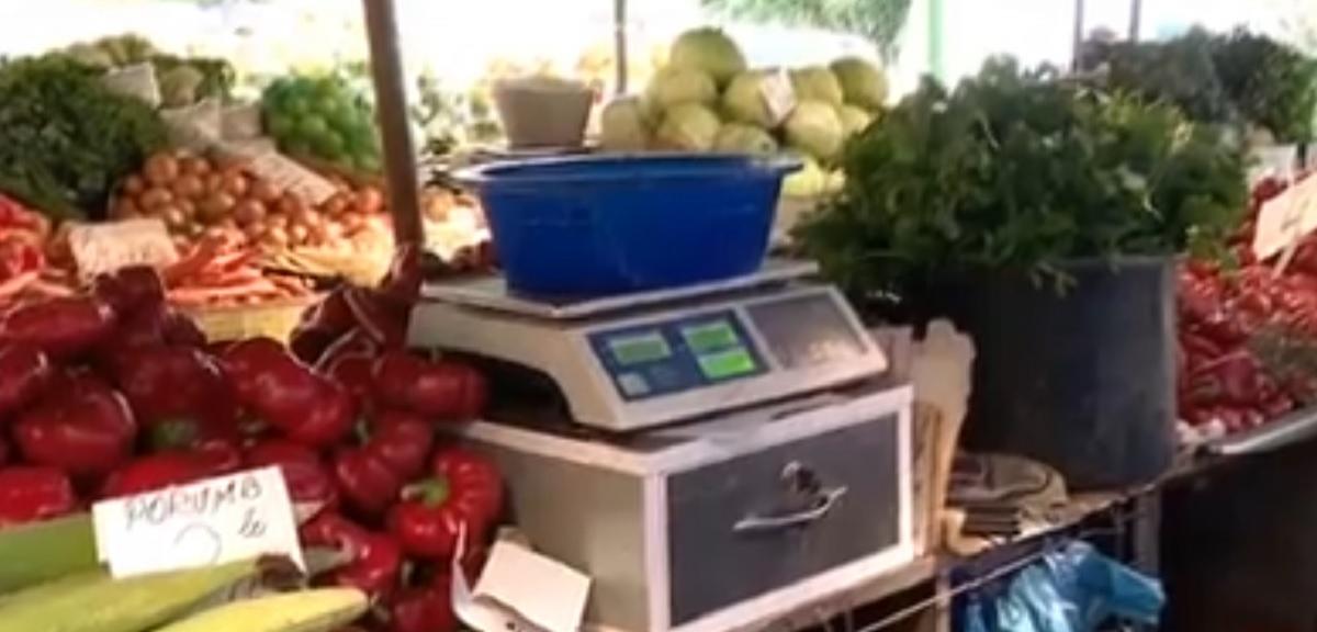 În ciuda secetei şi a vremii capricioase, piaţa din Râmnicu Sărat abundă de fructe şi legume proaspete.