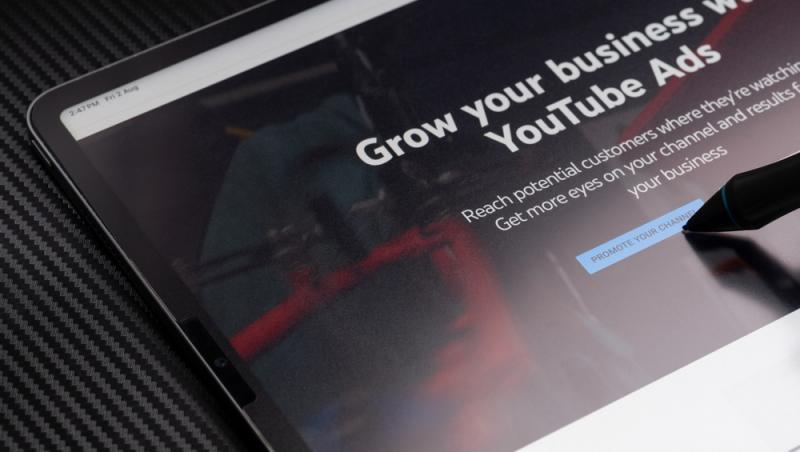 Youtube va afişa reclame chiar şi atunci când videoclipurile sunt puse pe pauză. Noua decizie controversată a Google