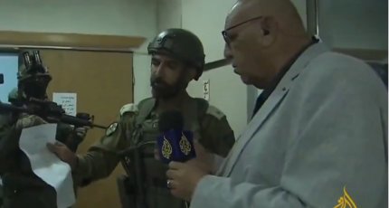 Momentul în care filiala Al Jazeera din Cisiordania este închisă de soldaţii israelieni în timpul unei transmisiuni live