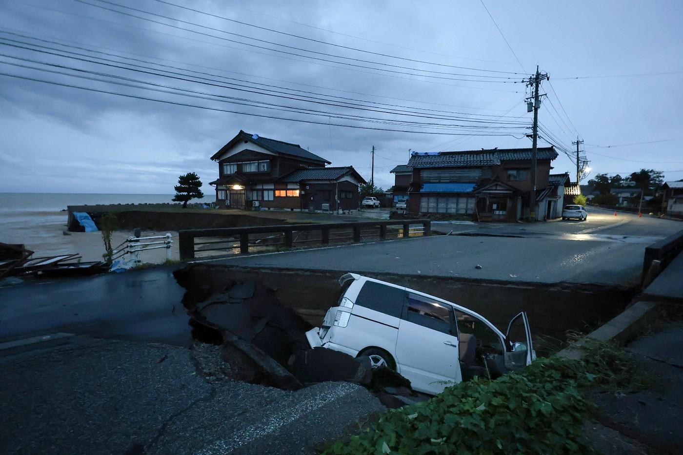 Inundaţii devastatoare în Japonia. Peste 75.000 de oameni, evacuaţi din calea puhoaielor. O şosea s-a rupt, la propriu, în două