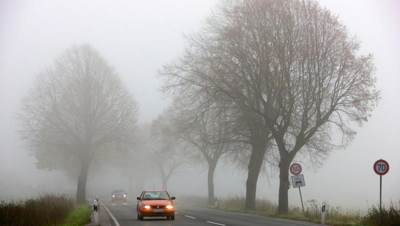 Cod galben de ceaţă densă în trei judeţe din ţară. Cât durează avertizarea emisă de ANM