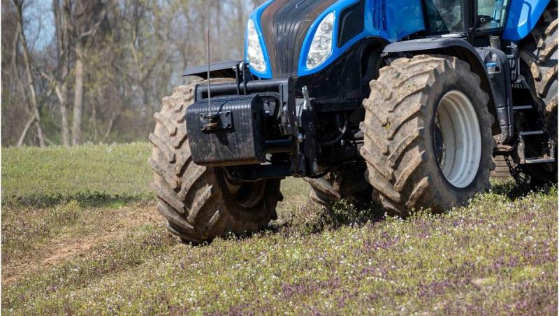 Un bărbat din Hunedoara care tăia porumbul cu o cositoare trasă de tractor a ucis o femeie din greșeală