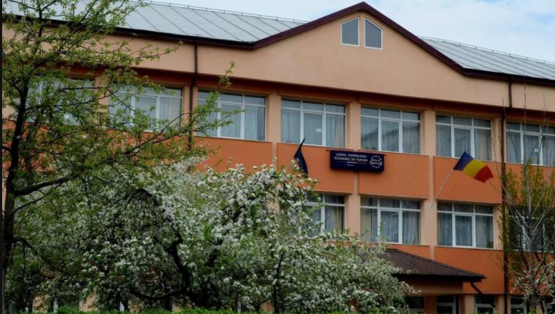 Situaţie fără ieşire într-un liceu din Iaşi. O elevă din clasa a IX-a îşi ameninţă colegii cu moartea, profesorii nu au ce să-i facă: "Nu suntem pregătiţi"