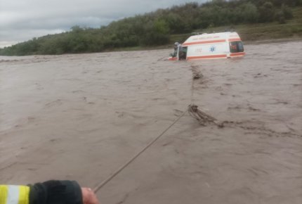 "Aide capul nostru, aici rămânem". Imagini dramatice cu o Ambulanţă, luată pe sus de viitură în timpul inundaţiilor din Galaţi. Echipajul, salvat după 5 ore