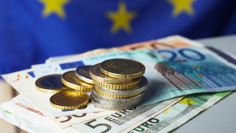 Europa pare să se îndrepte către o recesiune. Cele mai mari economii ale sale se luptă cu problemele politice şi economice