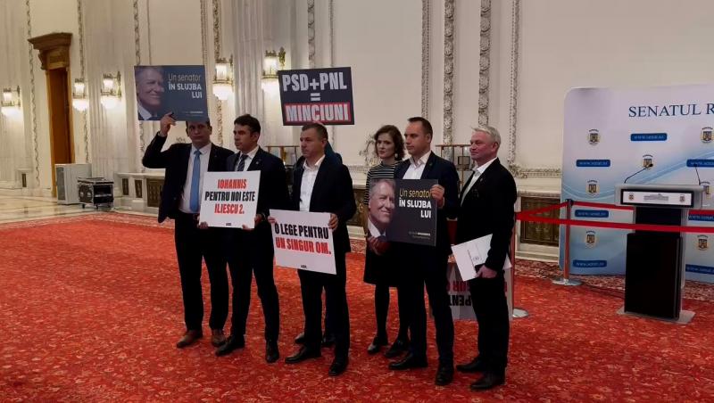 Protest USR cu pancarte, în Senat, faţă de ''Legea Iohannis'': "PSD + PNL = minciuni"