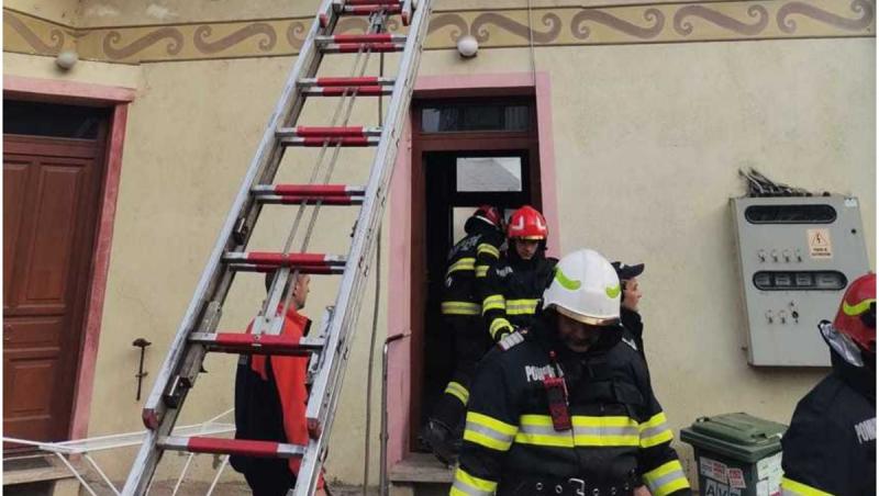 Explozie, urmată de incendiu, la o casă din Gheorgheni. O tânără de 18 ani şi un adolescent de 16 s-au refugiat pe acoperiş