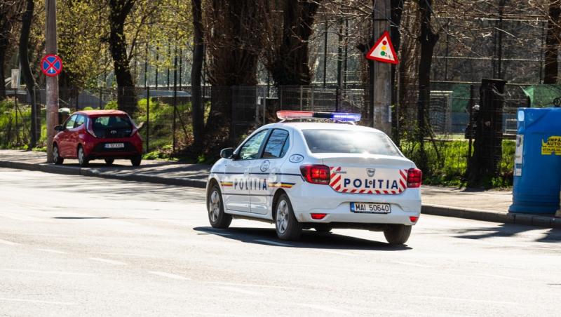 Un bărbat fără permis care conducea o camionetă fără RCA şi ITP, găsit împotmolit în noroi, după ce a fugit de poliţie, în Vaslui