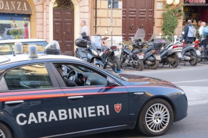 Cadavrul unei românce dispărută de o săptămână, găsit în grădina unei vile din Italia. Un adolescent, suspectul principal al poliţiei