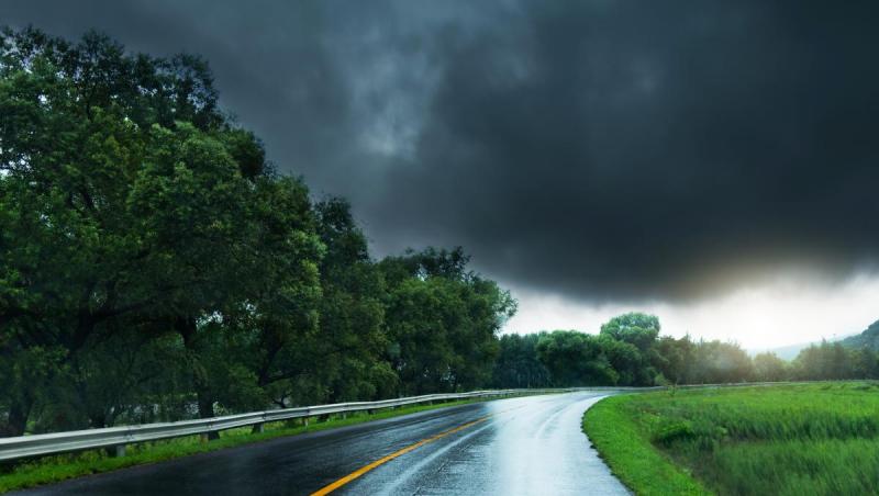 Zonele în care vor cădea 100 de litri pe metrul pătrat, iar vântul va bate cu 60 km/h. În weekend, toată România e sub coduri