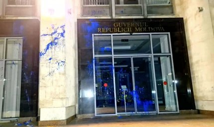 Doi tineri au vandalizat sediile Guvernului şi Ministrul Muncii din Chişinău. Au recunoscut că au fost plătiţi 5.000 de euro şi au fost instruiţi în Rusia