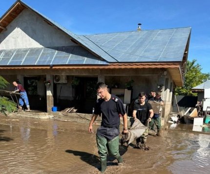 Număr impresionant de pompieri mobilizaţi de ISU pentru furtuna din această seară. În Argeş, pompierii au mers în magazine şi biserici pentru a avertiza oamenii