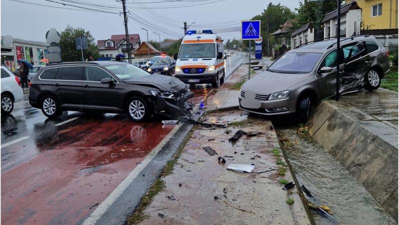 O fetiță de 6 ani, rănită după ce două mașini s-au ciocnit violent pe o șosea din Vâlcea