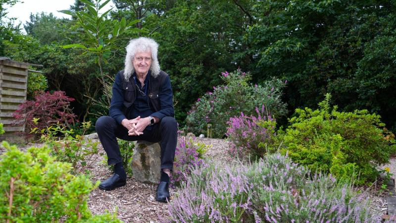 Chitaristul trupei Queen, Brian May, a suferit un atac vascular cerebral, care l-a lăsat temporar paralizat de mâna stângă