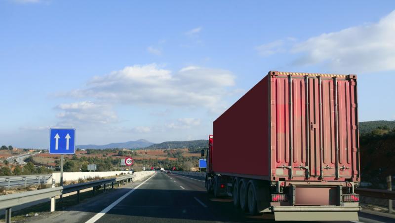 Român strivit de TIR, pe un drum din Italia. A fost prins sub greutatea camionului pe care încerca să-l repare