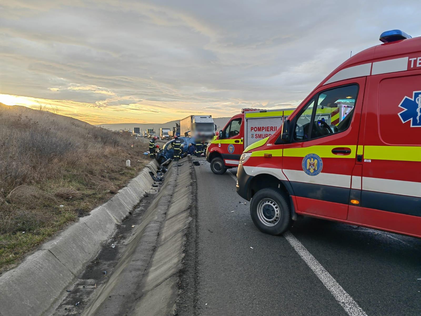 Şase victime, între care două fetiţe de 2 ani, după un carambol cu un TIR şi 3 maşini pe centura Vâlcele-Apahida, în Cluj