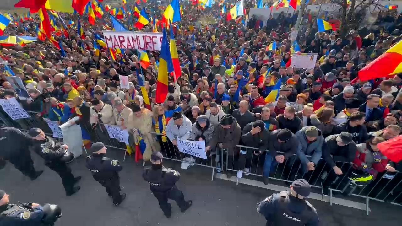 Protest neautorizat la Parlament. Aproape 3.000 de susținători ai lui Călin Georgescu cer reluarea turului 2. Circulaţie blocată. Şefa POT, altercaţie cu jandarmii