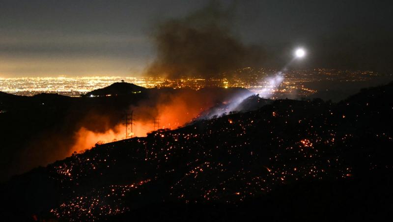 O dronă civilă a făcut o gaură într-un avion, în timpul misiunilor de stingere a incendiilor din Los Angeles