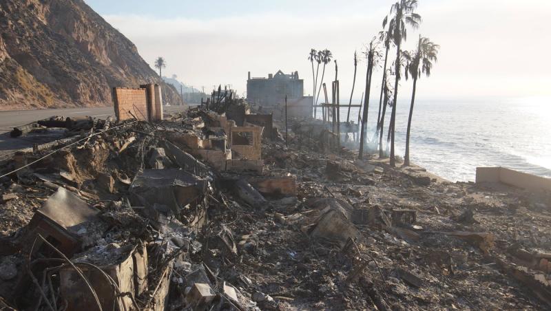 Hoţi îmbrăcaţi în uniforme de pompieri, în zonele distruse de incendiile din Los Angeles. Unele persoane au angajat paznici