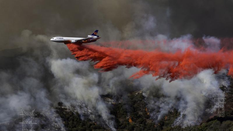 Ce este pudra roz pulverizată de avioane deasupra metropolei Los Angeles