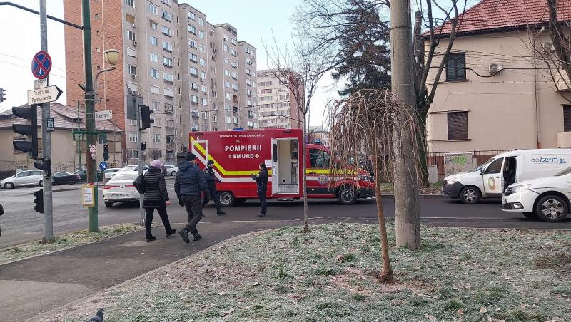 "Omului i s-a făcut rău". Angajat al companiei de termoficare, mort la semafor, într-o intersecție din Timișoara. A leșinat la volan