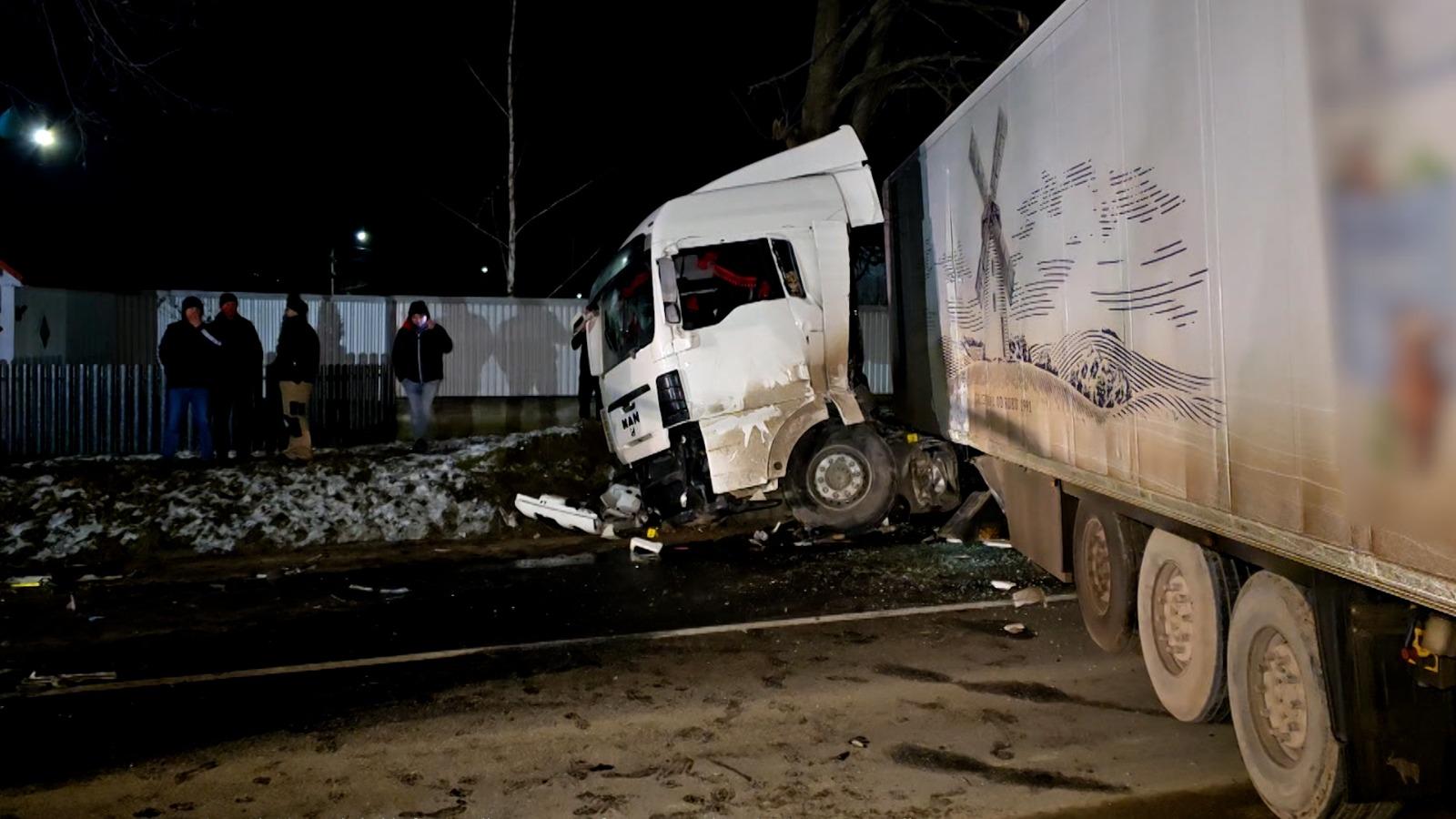 Maşină de poliţie spulberată de TIR, pe un drum din Botoşani. Cei doi agenţi, de 22 și 40 de ani, au fost aruncaţi la câţiva metri pe asfalt