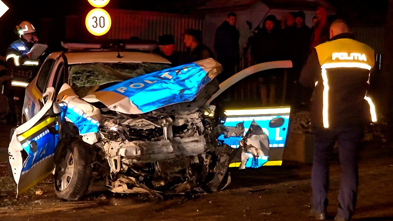 Maşină de poliţie spulberată de TIR, pe un drum din Botoşani. Cei doi agenţi, de 22 și 40 de ani, au fost aruncaţi la câţiva metri pe asfalt