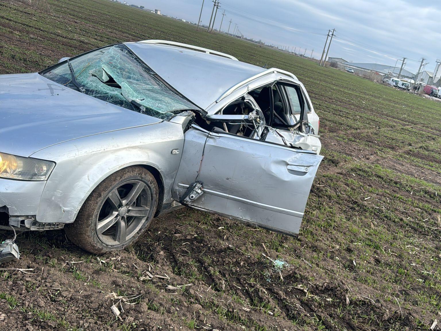 Doi morţi şi doi răniţi, după ce un tractor a acroşat o maşină, pe un drum judeţean din Olt. Vechilul a ajuns pe un câmp