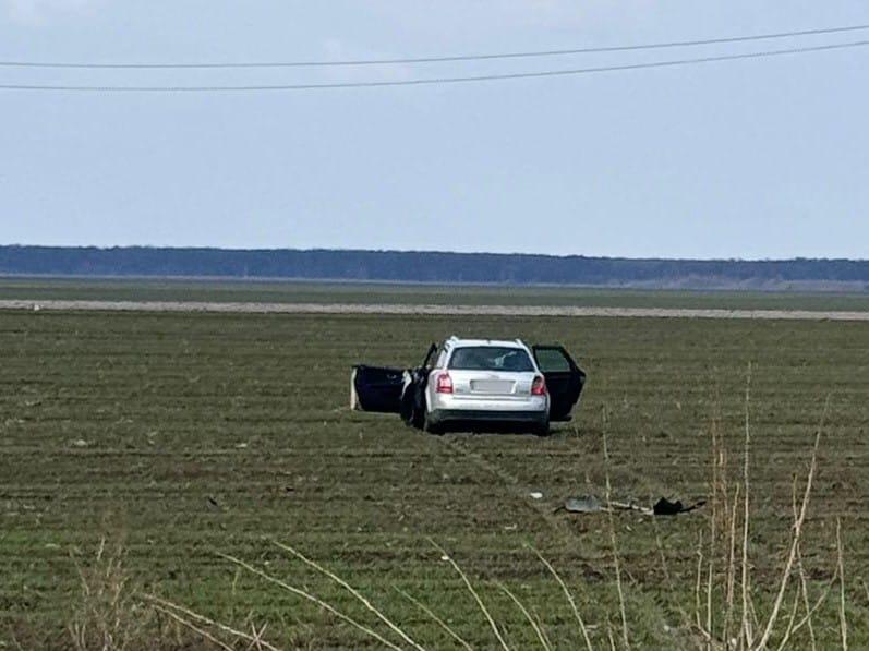 Doi morţi şi doi răniţi, după ce un tractor a acroşat o maşină, pe un drum judeţean din Olt. Vechilul a ajuns pe un câmp