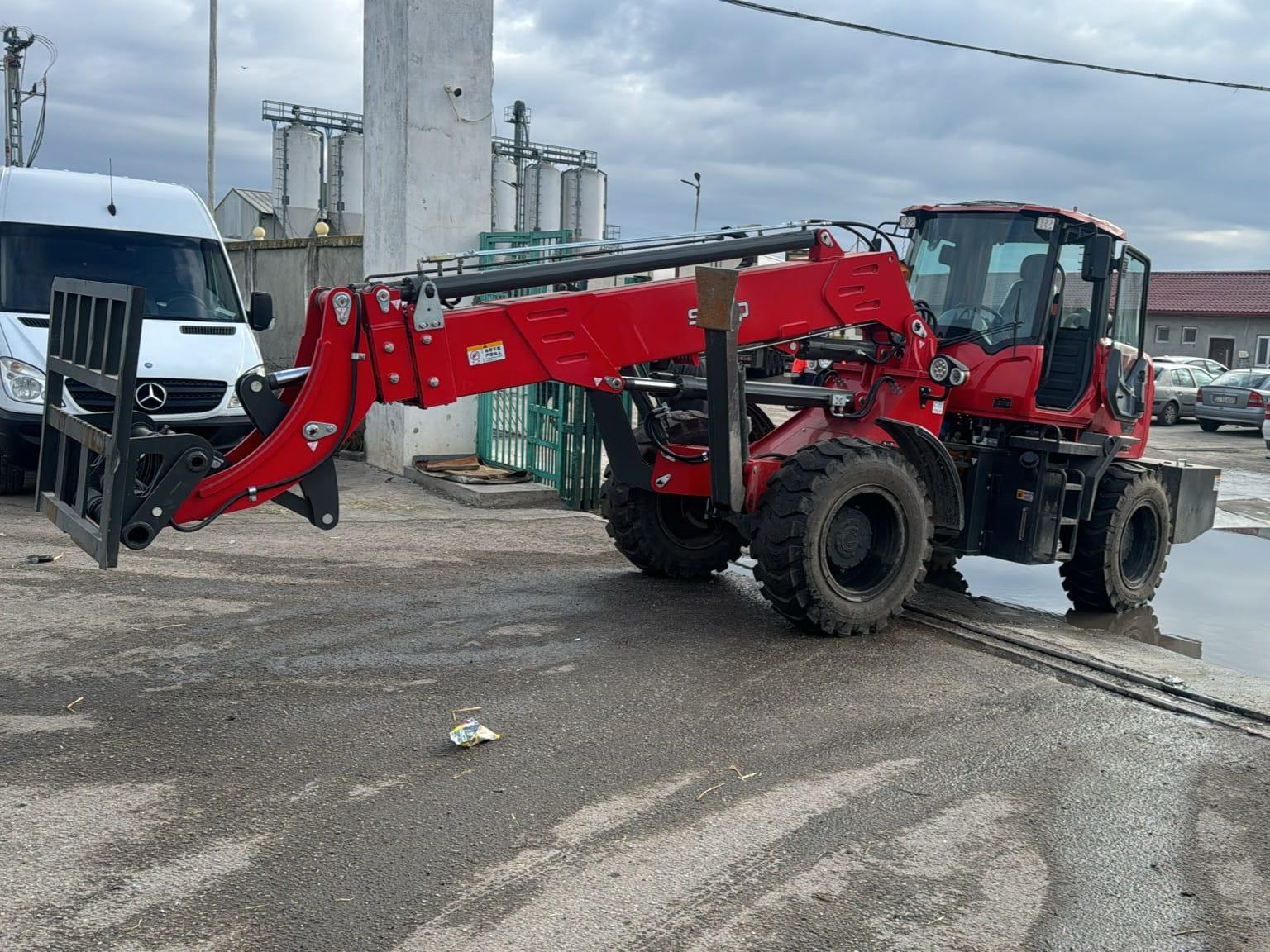 Doi morţi şi doi răniţi, după ce un tractor a acroşat o maşină, pe un drum judeţean din Olt. Vechilul a ajuns pe un câmp