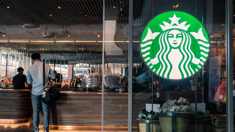 Noua regulă impusă de Starbucks. Lovitură pentru "clienţii" care stăteau cu orele în cafenele