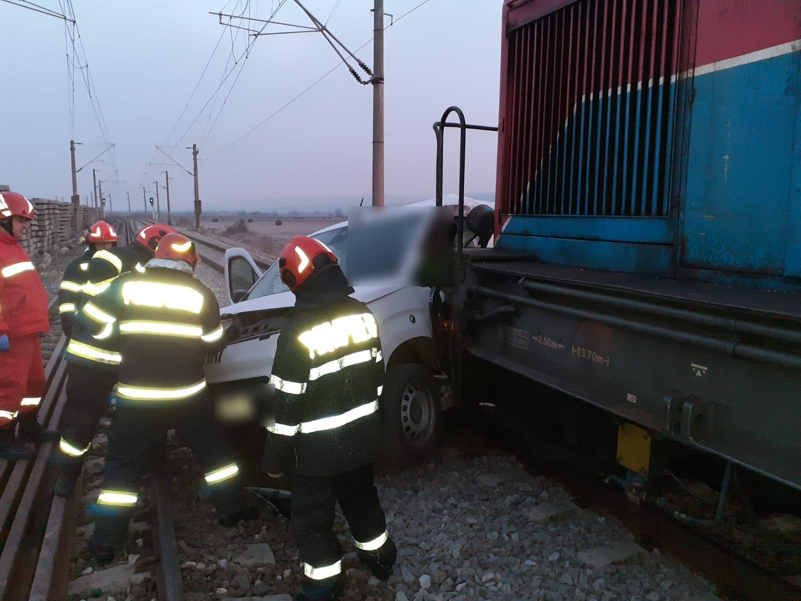 Bărbat de 35 de ani mort pe loc, după ce dubiţa pe care o conducea a fost izbită puternic de un tren, în Cluj