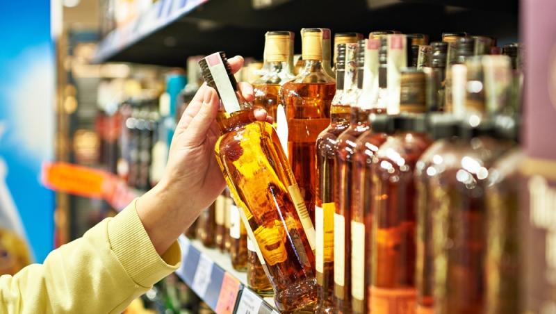 33 de persoane au murit după ce ar fi consumat alcool contrafăcut cu metanol, în Istanbul. Mai multe suspecţi, arestaţi