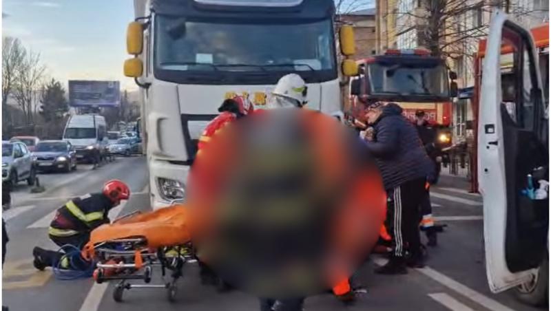 Bărbat lovit de un TIR pe trecerea de pietoni, în Piatra-Neamţ. A fost scos în viaţă de sub autocamion