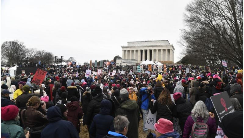 Mii de persoane protestează la Washington față de învestirii lui Trump. Au scandat pentru democraţie, imigraţie și libertate de gen