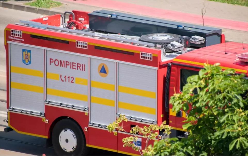 Impact între un TIR şi o cisternă, în Mureş. Cisterna transporta 31.000 litri de motorină. Au intervenit pompierii