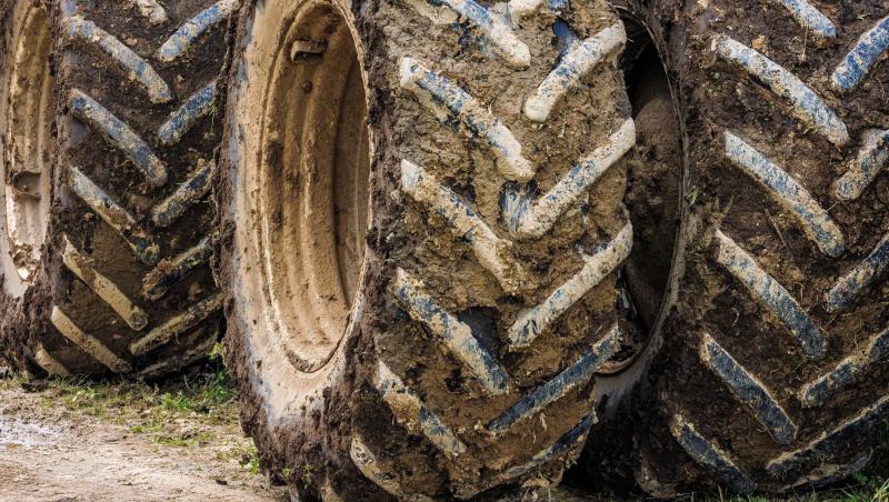 Bărbat scos inconștient de sub un tractor, fără semne vitale, în Alba